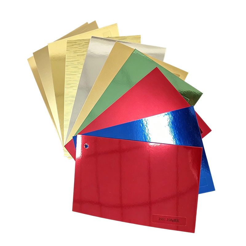 Karton mit Goldfolienrückseite